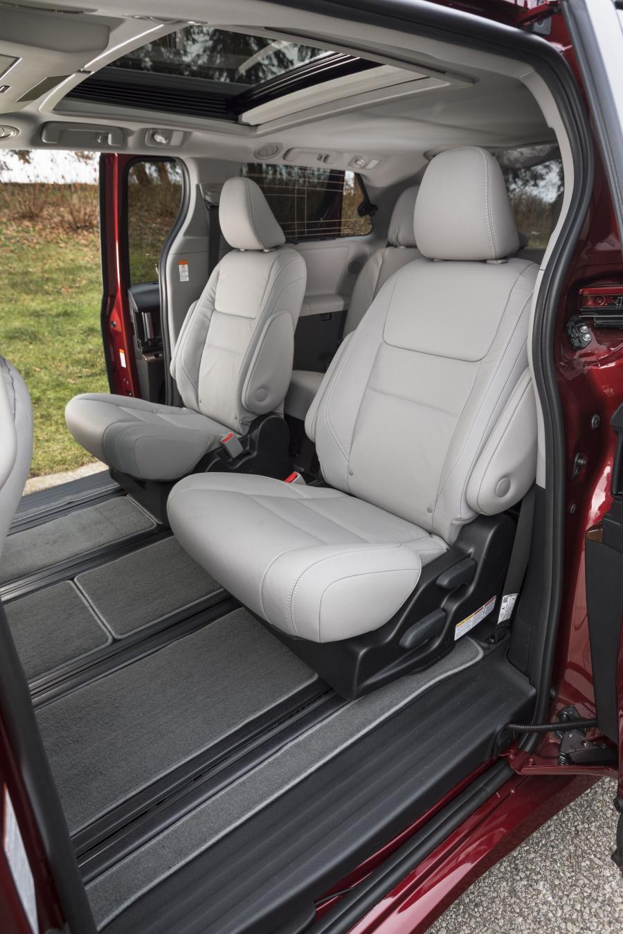 Интерьер Toyota Sienna Limited (XL30) 2017 года  (фото 8 из 31)